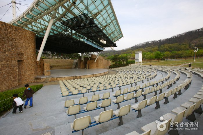 [Daegu] Escenario Musical al Aire Libre Kolon de Daegu (대구 코오롱 야외음악당)