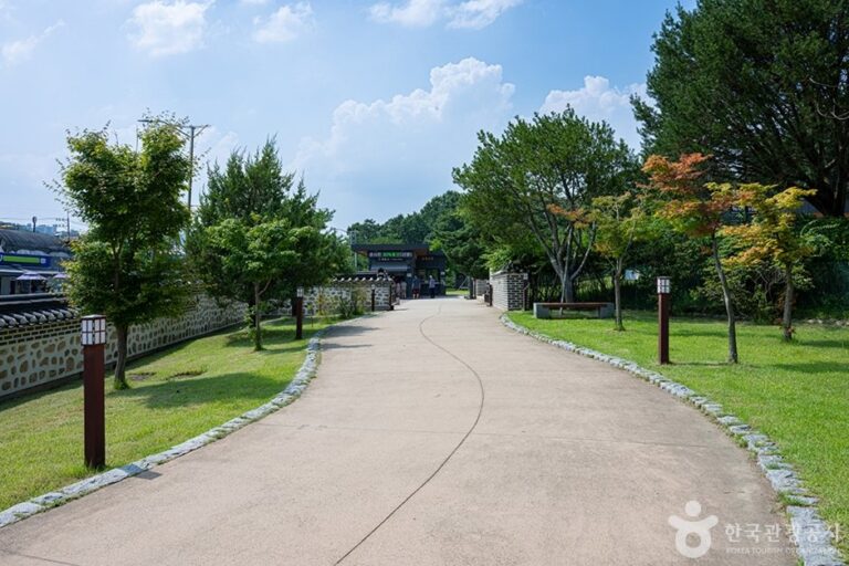 [Gyeonggi-do] Tumbas Reales Yungneung y Geolleung en Hwaseong (화성 융릉(장조·헌경황후)과 건릉(정조·효의황후)) [Patrimonio Cultural de la Humanidad de la Unesco]