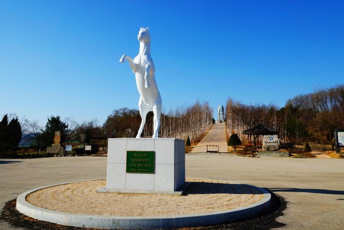 [Gangwon-do] Monumento a la Batalla de Baengmagoji (백마고지 위령비와 기념관)