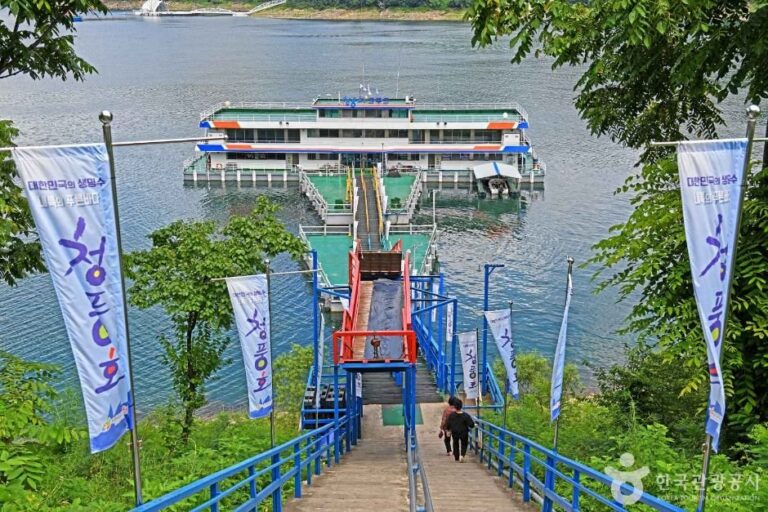 [Chungcheongbuk-do] Muelle Cheongpung del Ferri Turístico del Lago Chungju (충주호관광선 청풍나루)