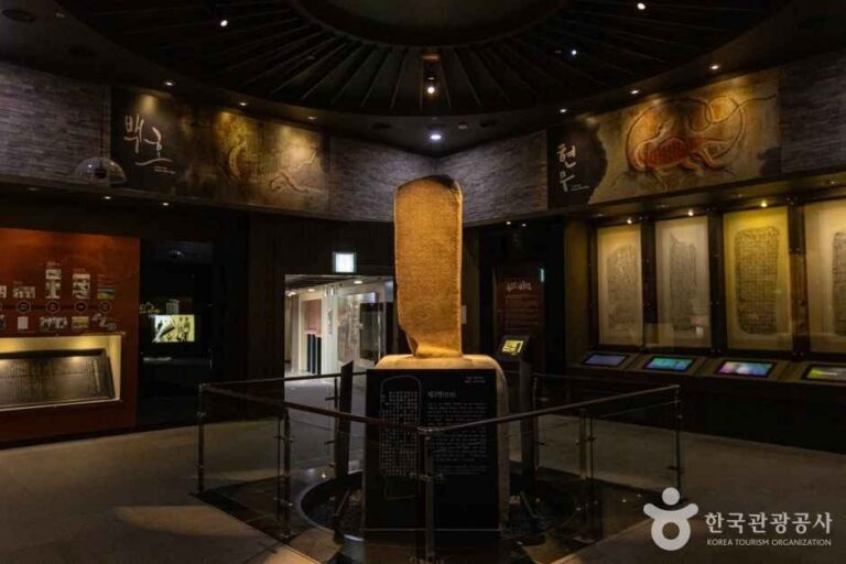 [Chungcheongbuk-do] Sala de Exposición de la Estela de Goguryeo de Chungju (충주고구려비전시관)