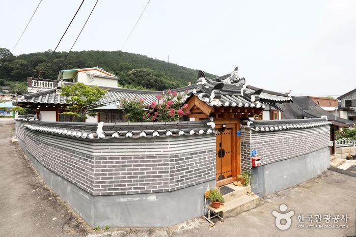 [Chungcheongnam-do] Bonghwangjae Hanok Guesthouse / 봉황재 한옥 게스트하우스