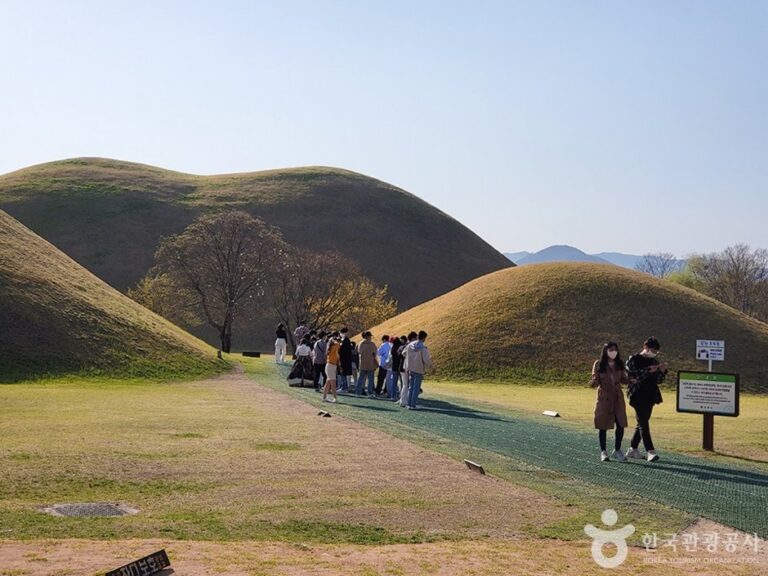 [Gyeongsangbuk-do] Tumba Cheonmachong (Parque Daereungwon) (천마총(대릉원))