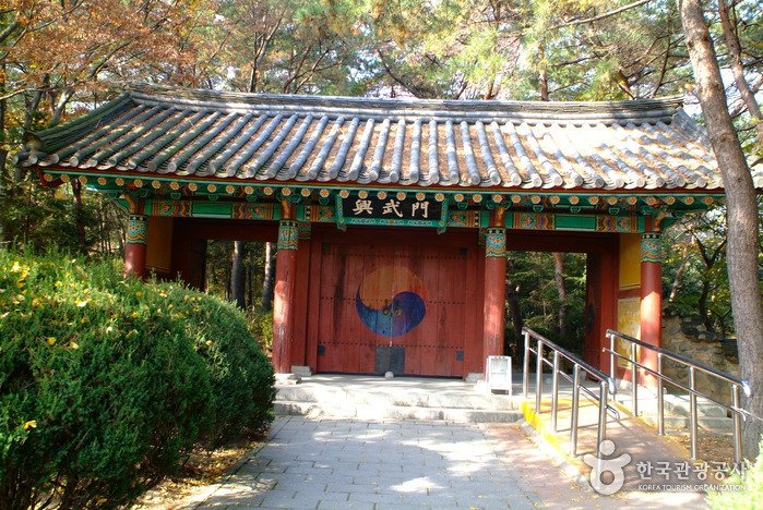 [Gyeongsangbuk-do] Tumba del General Kim Yushin (경주 김유신묘)