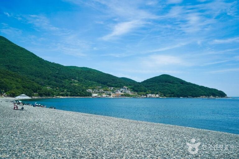 [Gyeongsangnam-do] Playa Hakdong Heukjinju Mongdol (학동 흑진주 몽돌해변)